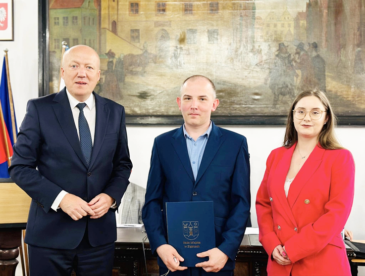 Inauguracyjna sesja Rady Miejskiej w Ziębicach. Ślubowanie radnych i burmistrza