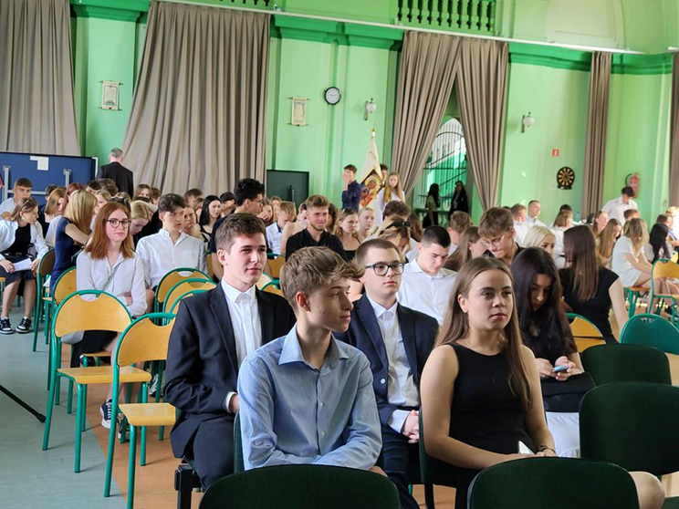 Najlepsi uczniowie ze szkół ponadpodstawowych nagrodzeni przez Zarząd Powiatu Ząbkowickiego 