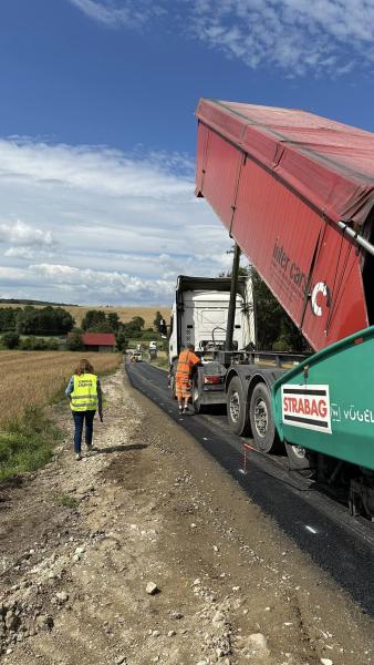 Część zadań jest już w dość zaawansowanej fazie, tak jak ta w Osinie Małej. 5 lipca była wykonywana warstwa ścieralna nawierzchni bitumicznej