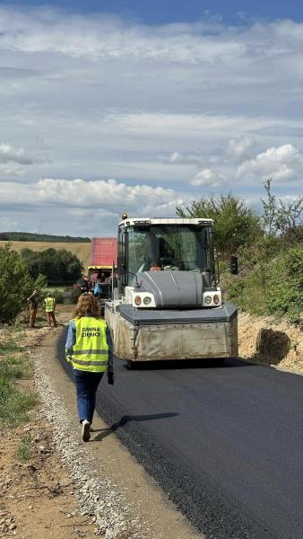 Część zadań jest już w dość zaawansowanej fazie, tak jak ta w Osinie Małej. 5 lipca była wykonywana warstwa ścieralna nawierzchni bitumicznej