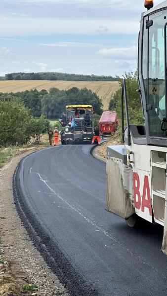 Część zadań jest już w dość zaawansowanej fazie, tak jak ta w Osinie Małej. 5 lipca była wykonywana warstwa ścieralna nawierzchni bitumicznej