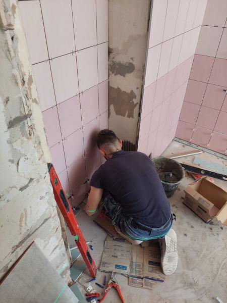 Trwają intensywne prace remontowo - budowlane w budynku na osiedlu XX–lecia 52 w Ząbkowicach Śląskic