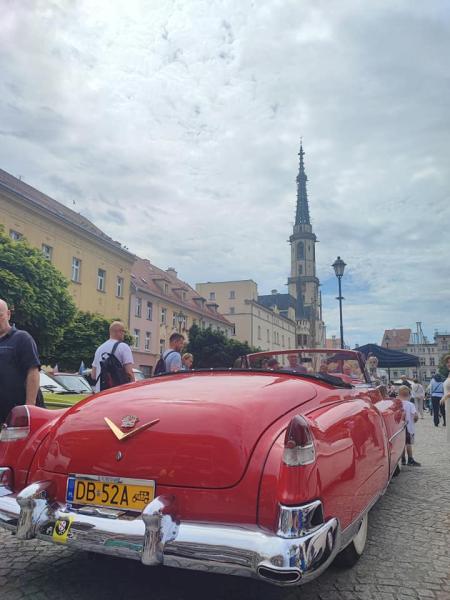 Zabytkowe pojazdy na ząbkowickim rynku. Ostatni dzień rajdu „Tylko Dla Zuchwałych”