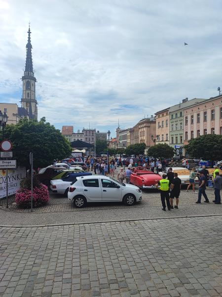 Zabytkowe pojazdy na ząbkowickim rynku. Ostatni dzień rajdu „Tylko Dla Zuchwałych”