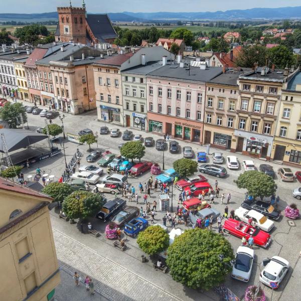 Zabytkowe pojazdy na ząbkowickim rynku. Ostatni dzień rajdu „Tylko Dla Zuchwałych”