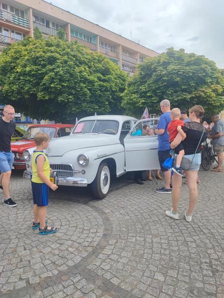 Zabytkowe pojazdy na ząbkowickim rynku. Ostatni dzień rajdu „Tylko Dla Zuchwałych”