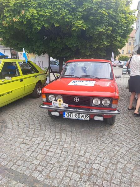 Zabytkowe pojazdy na ząbkowickim rynku. Ostatni dzień rajdu „Tylko Dla Zuchwałych”