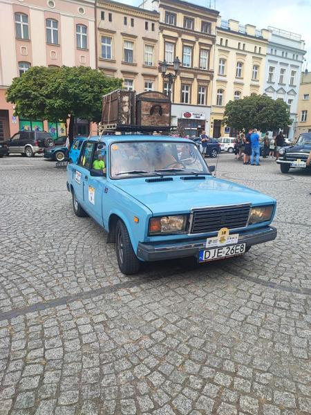 Zabytkowe pojazdy na ząbkowickim rynku. Ostatni dzień rajdu „Tylko Dla Zuchwałych”