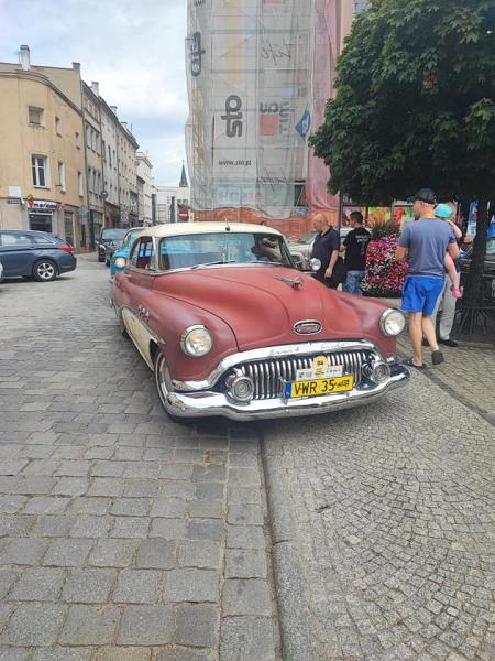 Zabytkowe pojazdy na ząbkowickim rynku. Ostatni dzień rajdu „Tylko Dla Zuchwałych”