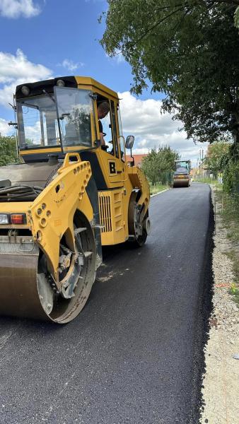 Kilometrowy odcinek nowej drogi gminnej powstaje w Raczycach