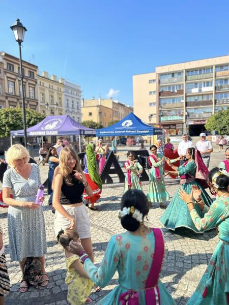 Indyjskie tańce i muzyka na ząbkowickim rynku