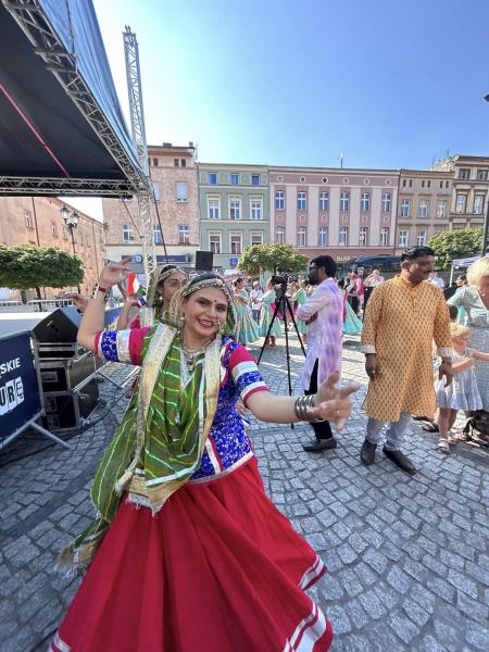 Indyjskie tańce i muzyka na ząbkowickim rynku