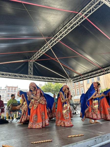 Indyjskie tańce i muzyka na ząbkowickim rynku