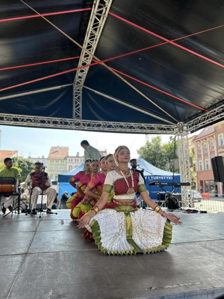 Indyjskie tańce i muzyka na ząbkowickim rynku