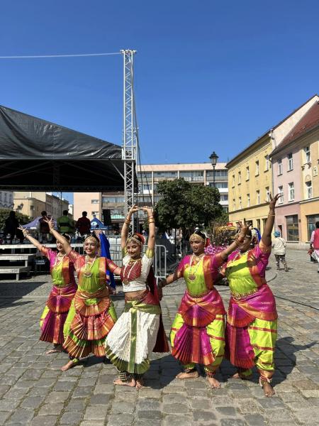 Indyjskie tańce i muzyka na ząbkowickim rynku