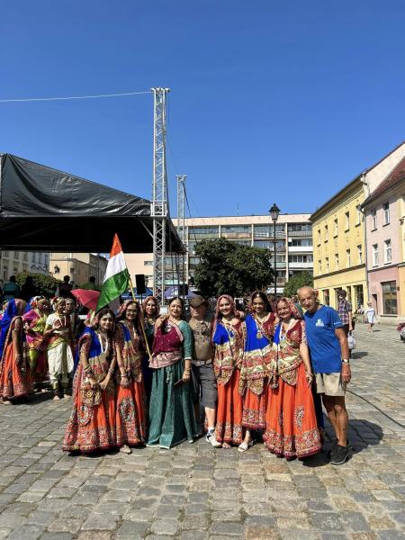 Indyjskie tańce i muzyka na ząbkowickim rynku