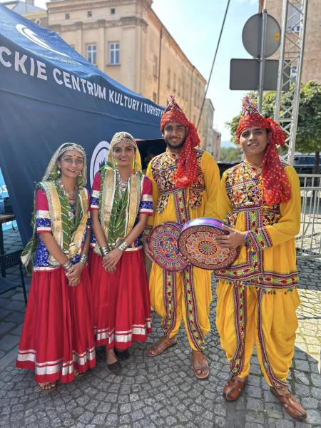 Indyjskie tańce i muzyka na ząbkowickim rynku