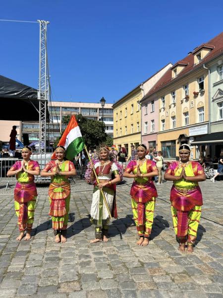 Indyjskie tańce i muzyka na ząbkowickim rynku