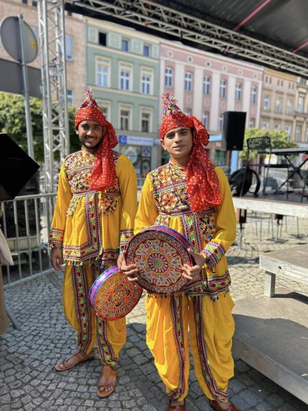 Indyjskie tańce i muzyka na ząbkowickim rynku