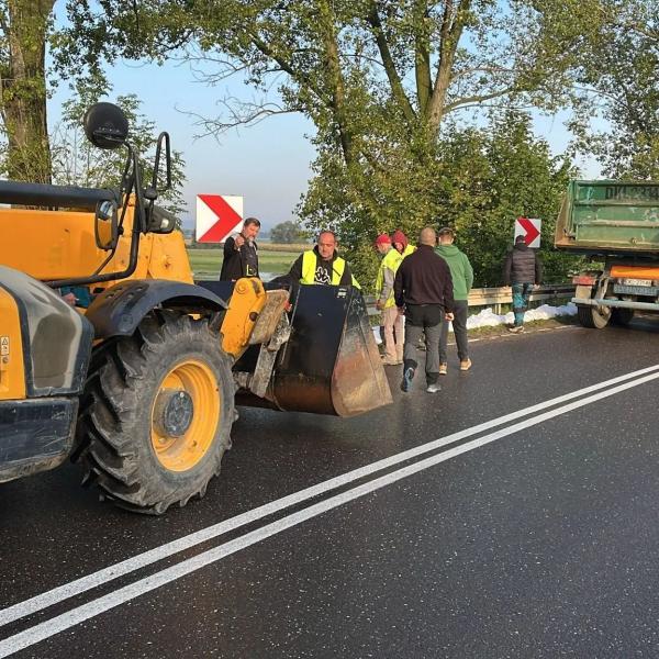 Worki z piaskiem jadą z Ząbkowic Śląskich do Wrocławia