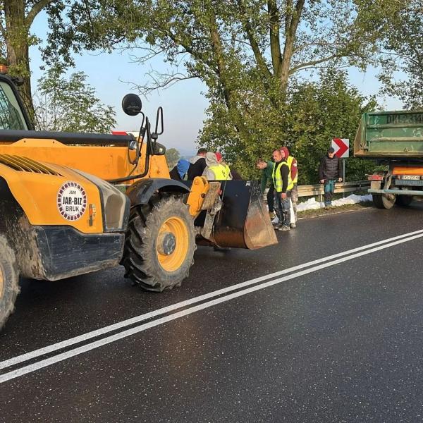 Worki z piaskiem jadą z Ząbkowic Śląskich do Wrocławia