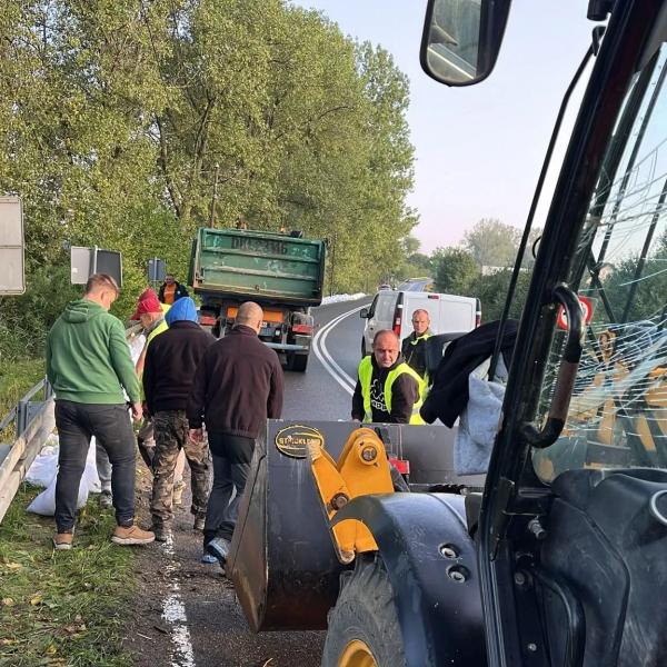 Worki z piaskiem jadą z Ząbkowic Śląskich do Wrocławia