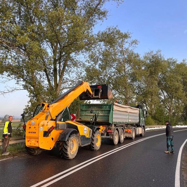 Worki z piaskiem jadą z Ząbkowic Śląskich do Wrocławia