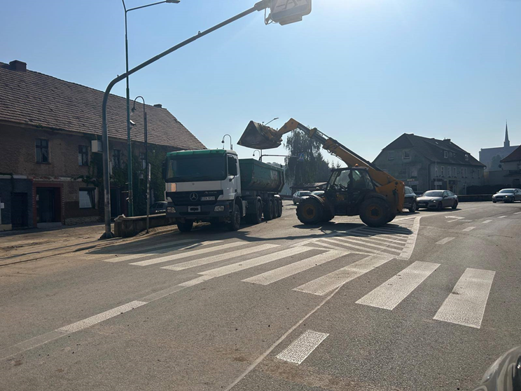 Sprzątanie po powodzi w Kamieńcu Ząbkowickim