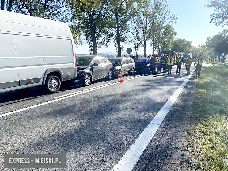 Zderzenie pięciu samochodów na krajowej ósemce. Droga zablokowana