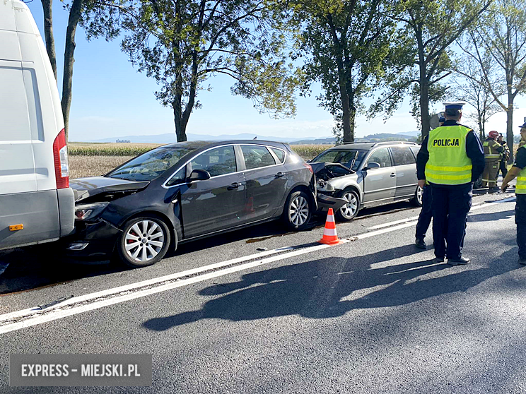 Zderzenie pięciu samochodów na krajowej ósemce. Droga zablokowana