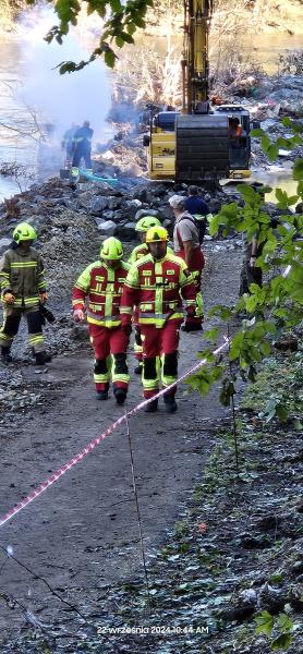 Powódź 2024: Zerwany asfalt i odsłonięty gazociąg na zakolu Nysy Kłodzkiej w Bardzie