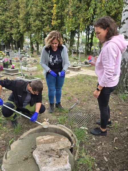 Naukowcy pobrali materiał w postaci wody i osadów znajdujących się w rzekach oraz na terenach przez nie zalanych