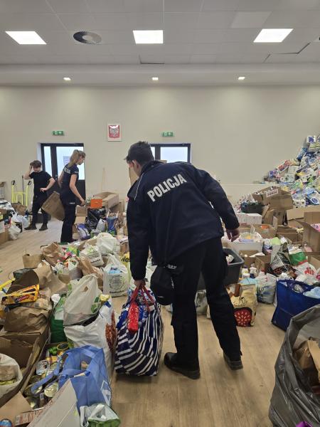 Nowi policjanci ruszyli na pomoc powodzianom