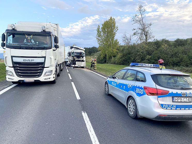 Zderzenie trzech samochodów ciężarowych na krajowej ósemce. Droga zablokowana [foto]