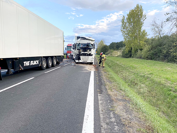 Zderzenie trzech samochodów ciężarowych na krajowej ósemce. Droga zablokowana [foto]