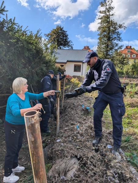 Policjanci z Bydgoszczy służą pomocą mieszkańcom Barda