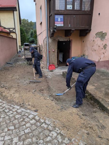 Policjanci z Bydgoszczy służą pomocą mieszkańcom Barda