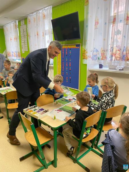 Burmistrz odwiedził najmłodszych z okazji Dnia Przedszkolaka