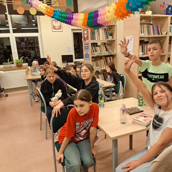 Noc z książką. Uczniowie odkrywali „Moc Bibliotek” w Przyłęku