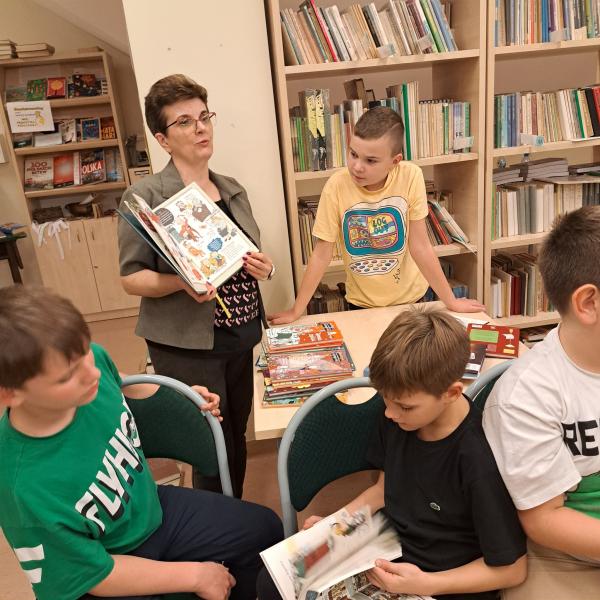 Noc z książką. Uczniowie odkrywali „Moc Bibliotek” w Przyłęku