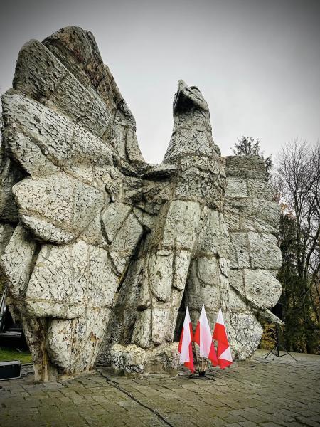 Apel niepodległościowy pod Pomnikiem Orła Piastowskiego w Ziębicach