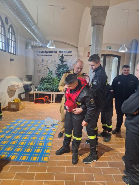 Dzień pełen wiedzy i przygód w kamienieckim pałacu: szkolenie dla młodych strażaków