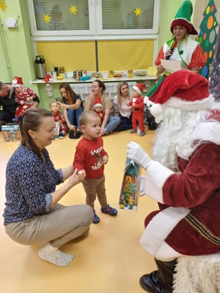 Odwiedziny św. Mikołaja w żłobku publicznym w Ciepłowodach