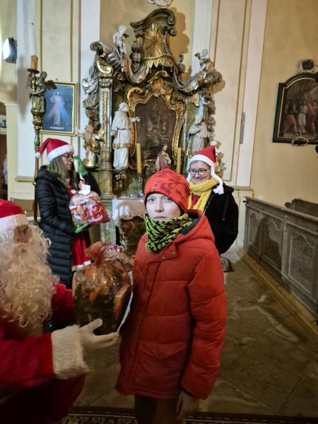 Paczki dla potrzebujących mieszkańców i dzieci. Świąteczny czas w gminie Bardo