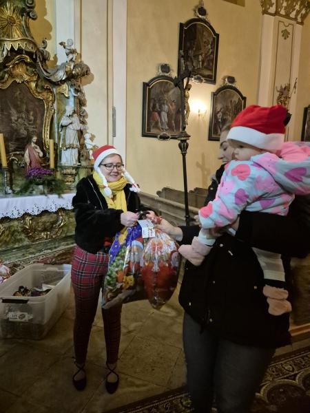 Paczki dla potrzebujących mieszkańców i dzieci. Świąteczny czas w gminie Bardo