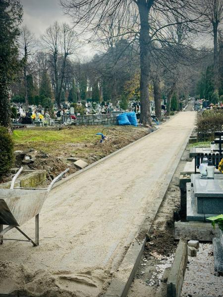 Trwają prace przy ułożeniu nowej nawierzchni alejek na cmentarzu komunalnym w Ziębicach.