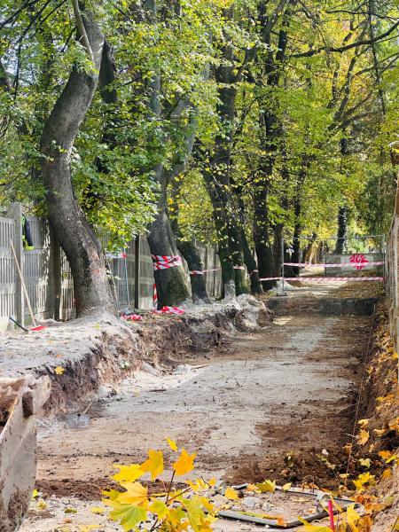 Trwają prace przy ułożeniu nowej nawierzchni alejek na cmentarzu komunalnym w Ziębicach.