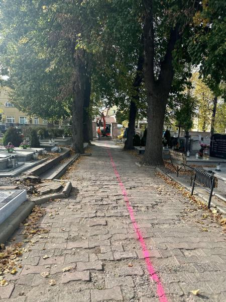 Trwają prace przy ułożeniu nowej nawierzchni alejek na cmentarzu komunalnym w Ziębicach.