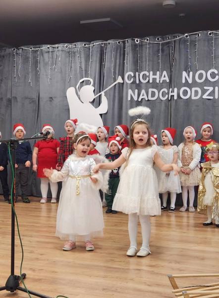 Spotkanie świąteczne z rodzicami, nauczycielami, pracownikami i przedszkolakami w Mąkolnie