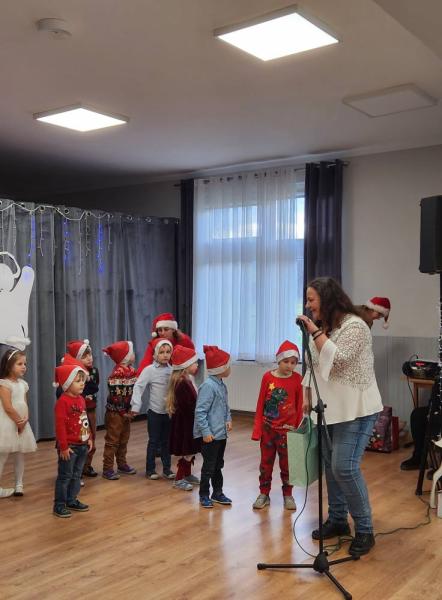 Spotkanie świąteczne z rodzicami, nauczycielami, pracownikami i przedszkolakami w Mąkolnie